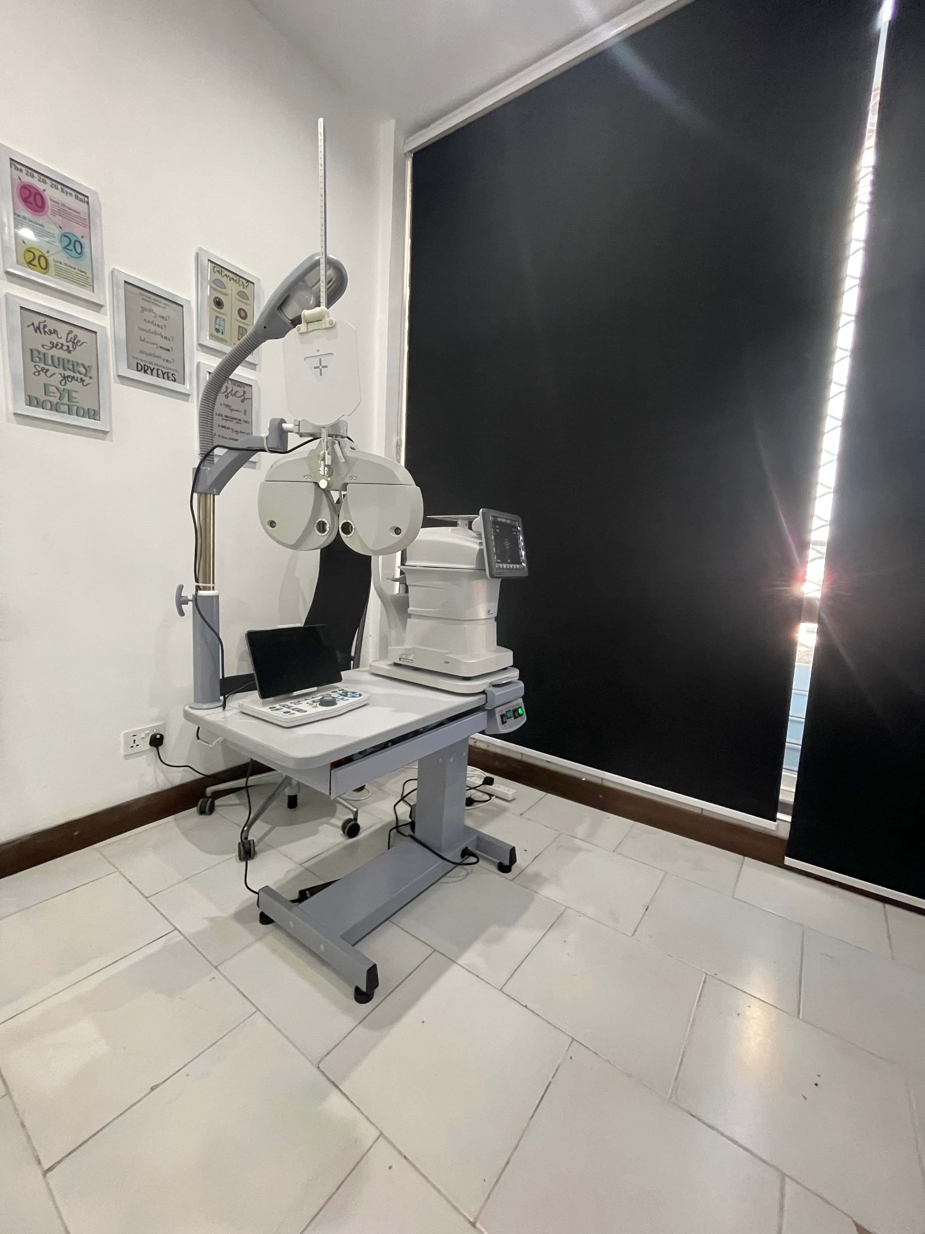Phoropter refraction testing device for prescribing corrective lenses